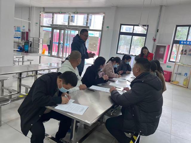 语学校举行“家长陪餐月”活动CQ9电子登录郑州市扶轮外国(图1)